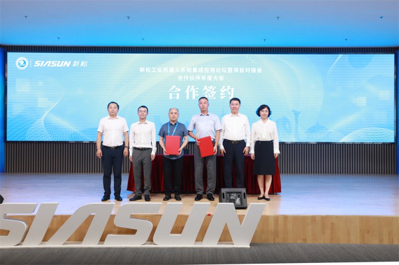 8.叢楓總監與安徽研標汽車工程技術有限公司總經理周凱華簽約（2）_副本.jpg