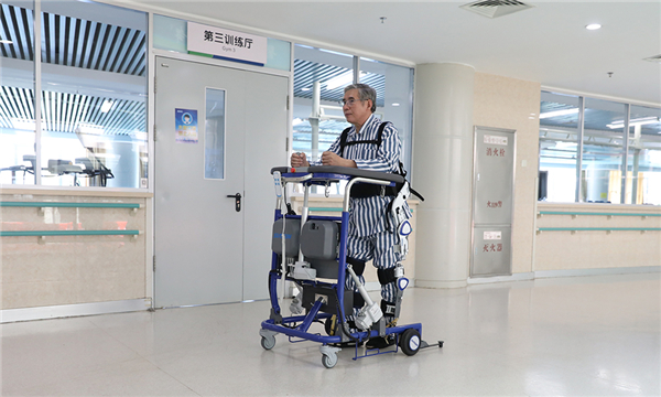 （圖）新松下肢外骨骼訓練器可配合醫院天軌懸吊系統或助行器，幫助用戶開展康復訓練2.jpg