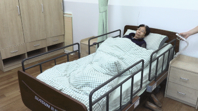 新松多功能電動護理床搭配智能生體特征監測儀.gif