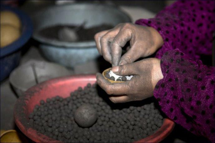 傳統煙花制造過程中存在生產環境惡劣、動強度大、危險等弊端