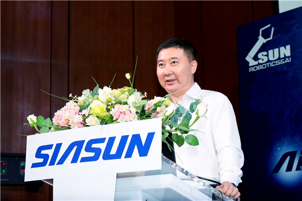 (圖) 新松公司副總裁兼戰略與市場總監張進發表精彩演講.jpg