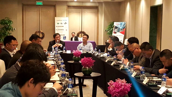 新松高級副總裁王宏玉在第一屆中國移動機器人（AGV）產業聯盟領袖峰會上與聯盟成員就聯盟的發展進行熱烈探討，并發表行業聯合聲明