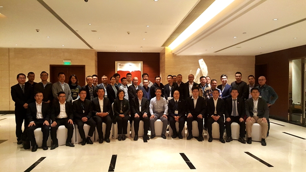 第一屆中國移動機器人（AGV）產業聯盟成員在領袖峰會上合影留念