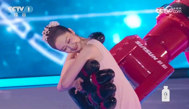 再破圈！央視端午晚會新松大負載機器人&ldquo;執手&rdquo;專業舞者柔美共舞，人機&ldquo;無間&rdquo;交互演繹未來美學