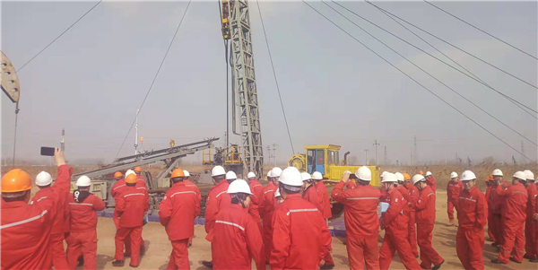 勝利油田分公司攜多家企業聯合參觀新松自動修井作業現場
