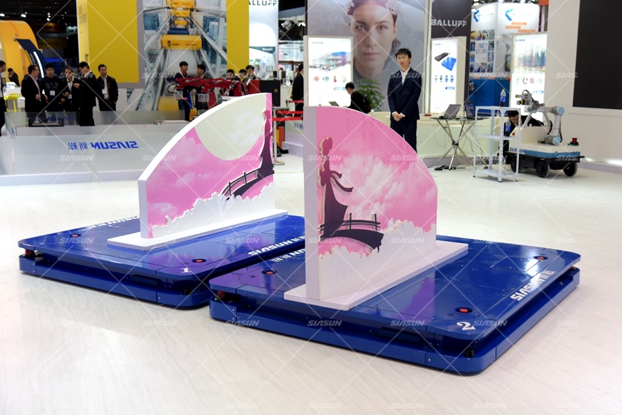 國(guó)內(nèi)首臺(tái)舞臺(tái)移動(dòng)機(jī)器人驚艷亮相CeMAT物流展 科技續(xù)寫梁祝傳奇