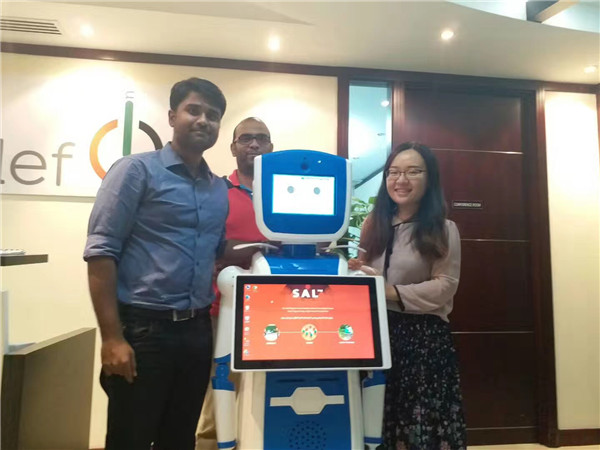 新松服務(wù)機(jī)器人&ldquo;sal&rdquo;走入阿布扎比