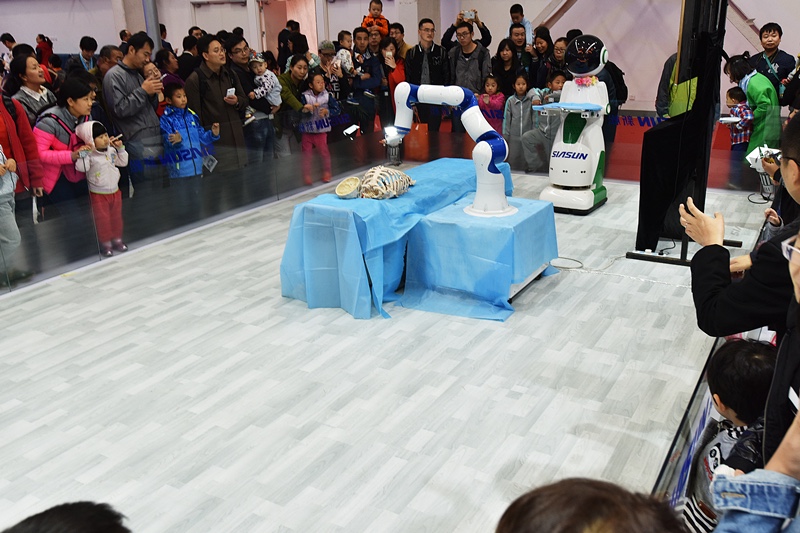 國內首臺腫瘤消融醫療輔助機器人亮相