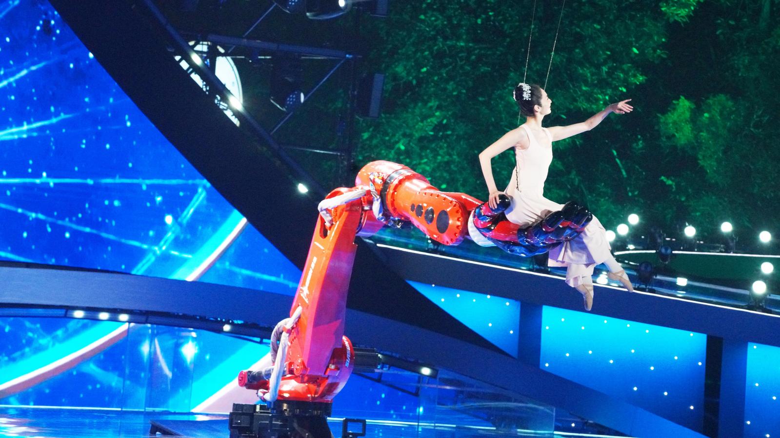 沈陽發布&mdash;&mdash;新松機器人端午再&ldquo;破圈&rdquo;，人機共舞詮釋&ldquo;奮楫家國&rdquo;的科技力量